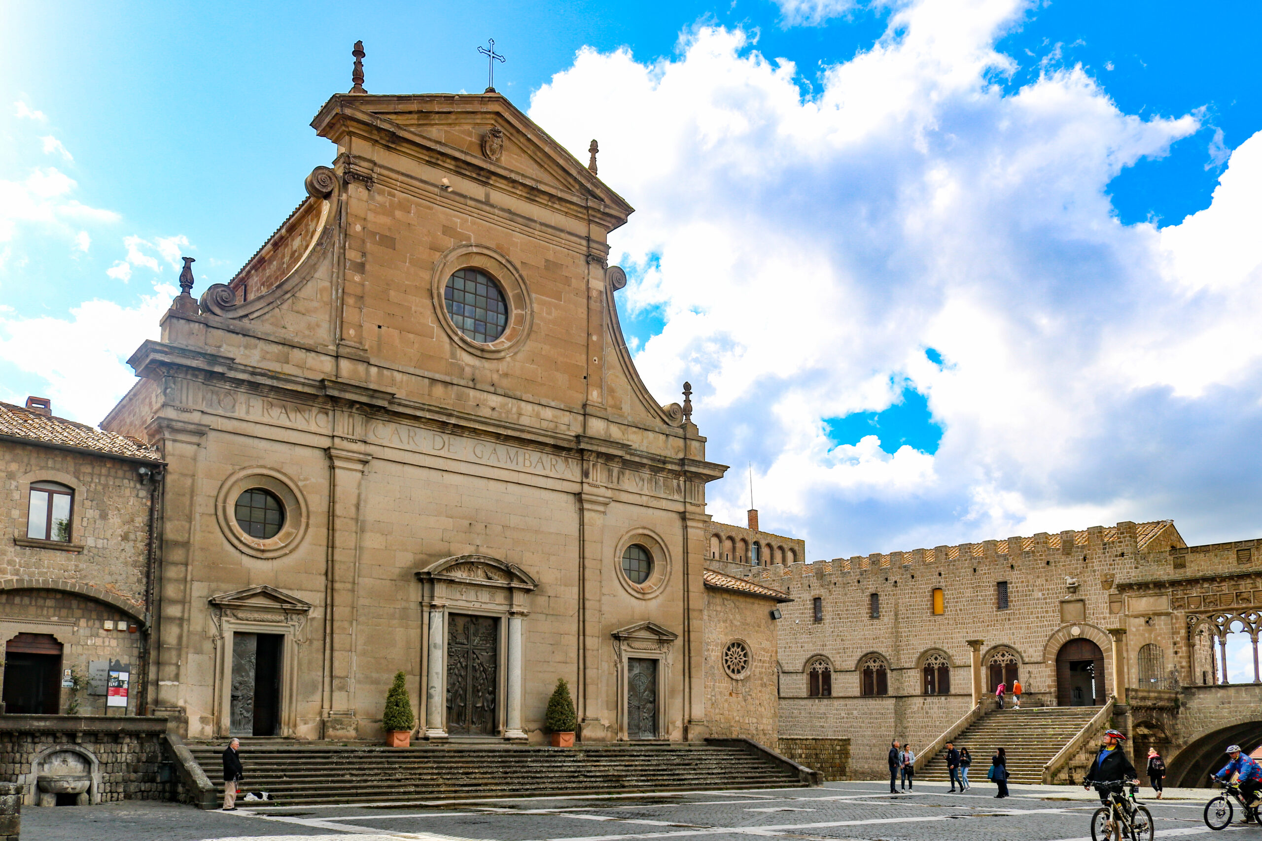 La cattedrale di San Lorenzo e il Palazzo dei Papi affacciati su piazza San Lorenzo a Viterbo