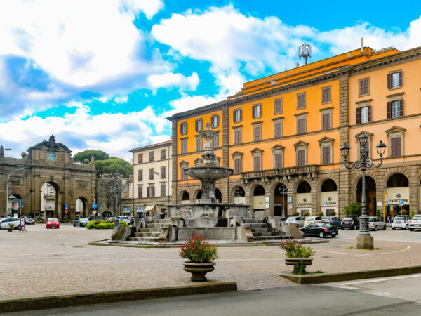 Prove di stabilità sui pini di piazzale Gramsci: l’area chiusa per una notte