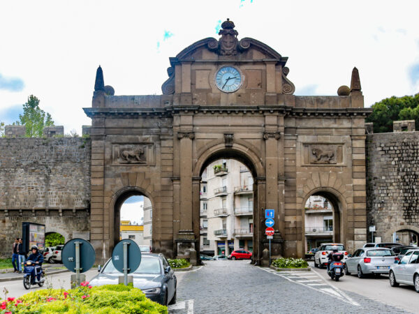 Manutenzione delle mura civiche, si parte: chiusure a tratti a Porta Fiorentina e in piazza del Plebiscito