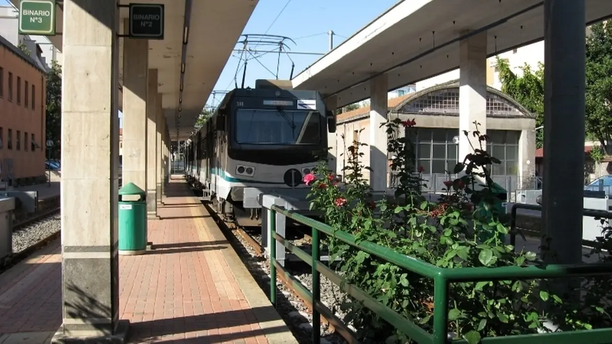 Un treno della ferrovia Roma-Civita Castellana-Viterbo fermo al binario della stazione di Viterbo