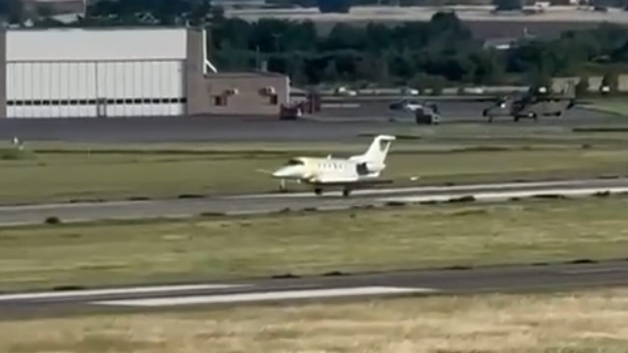 Atterra il primo jet civile nell’aeroporto di Viterbo