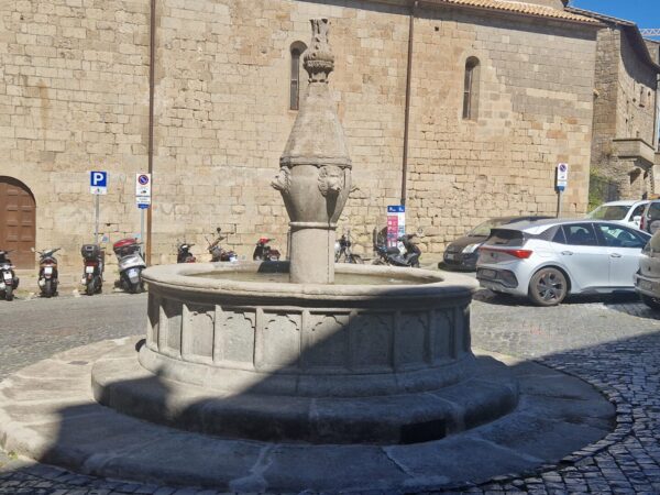 Completato il restauro della fontana di Piazza Dante