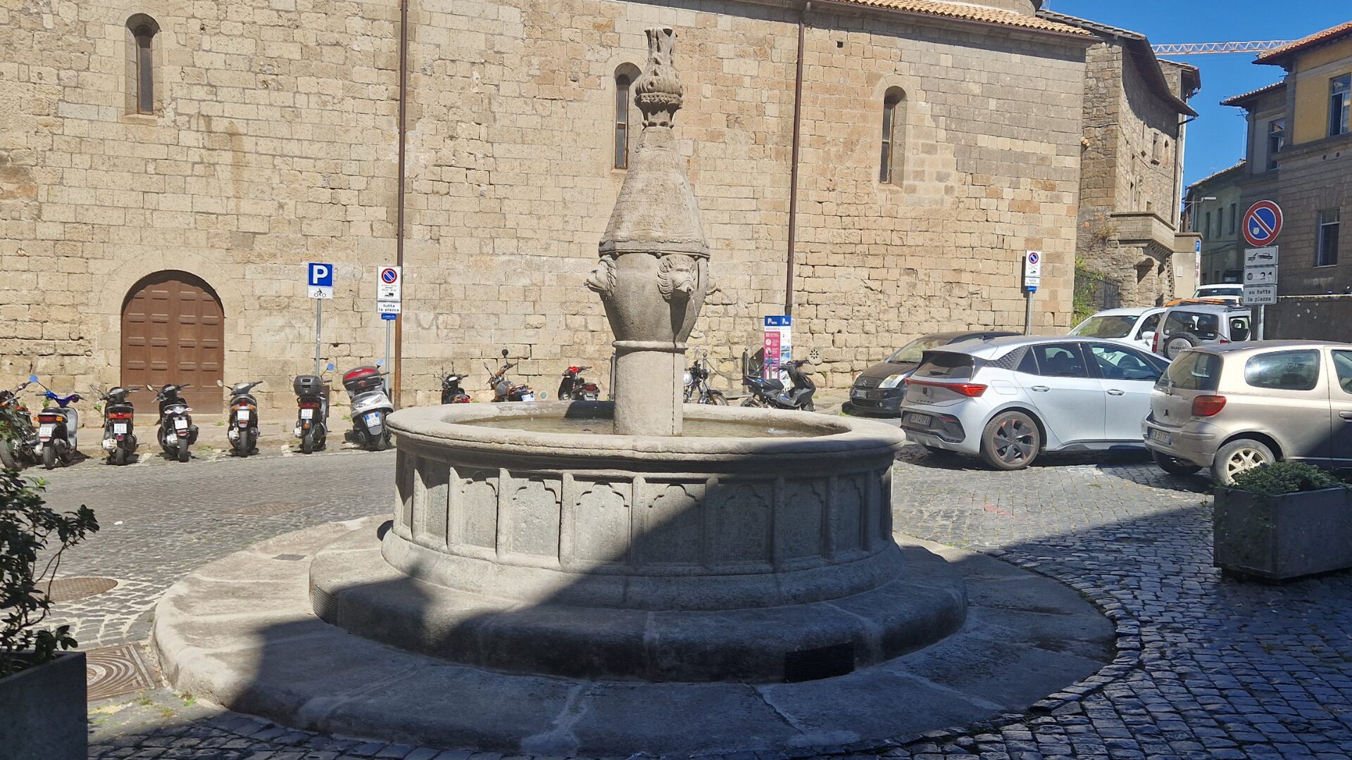 Completato il restauro della fontana di Piazza Dante
