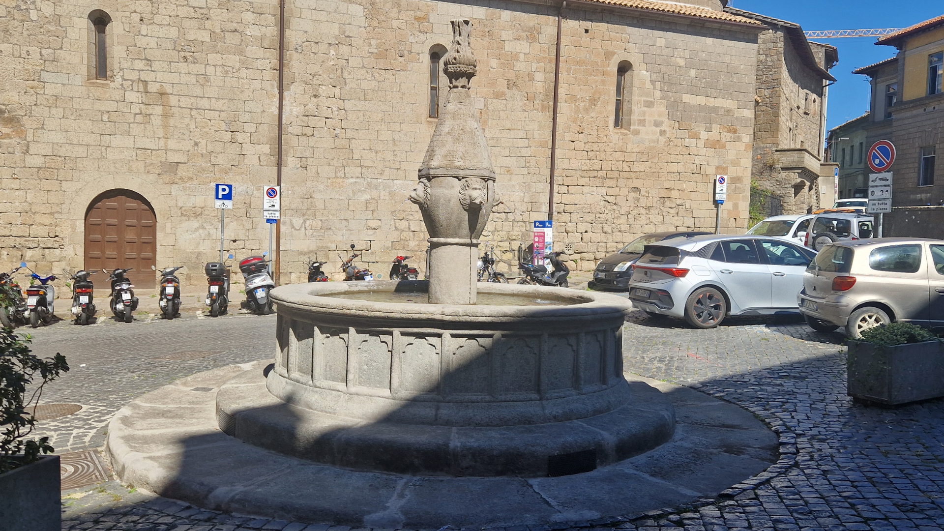 Completato il restauro della fontana di Piazza Dante