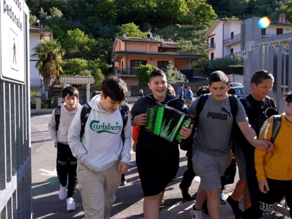 A Castel Sant’Elia i bambini vanno a scuola da soli e a piedi