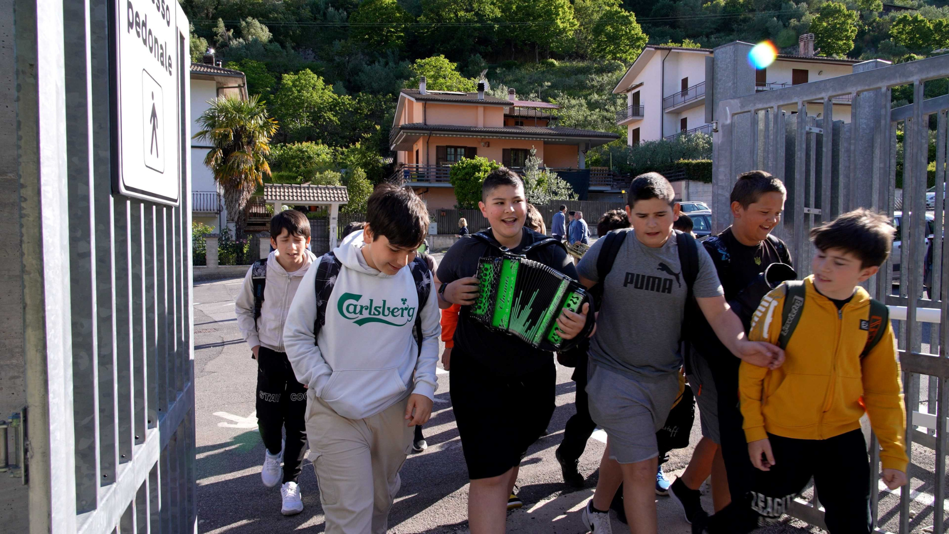 A Castel Sant’Elia i bambini vanno a scuola da soli e a piedi