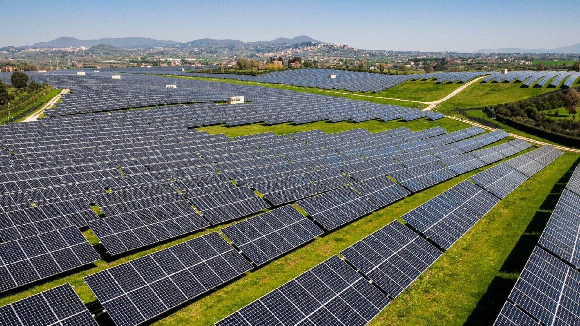 Impianti fotovoltaici bloccati dalla burocrazia, è scontro tra imprese e Provincia