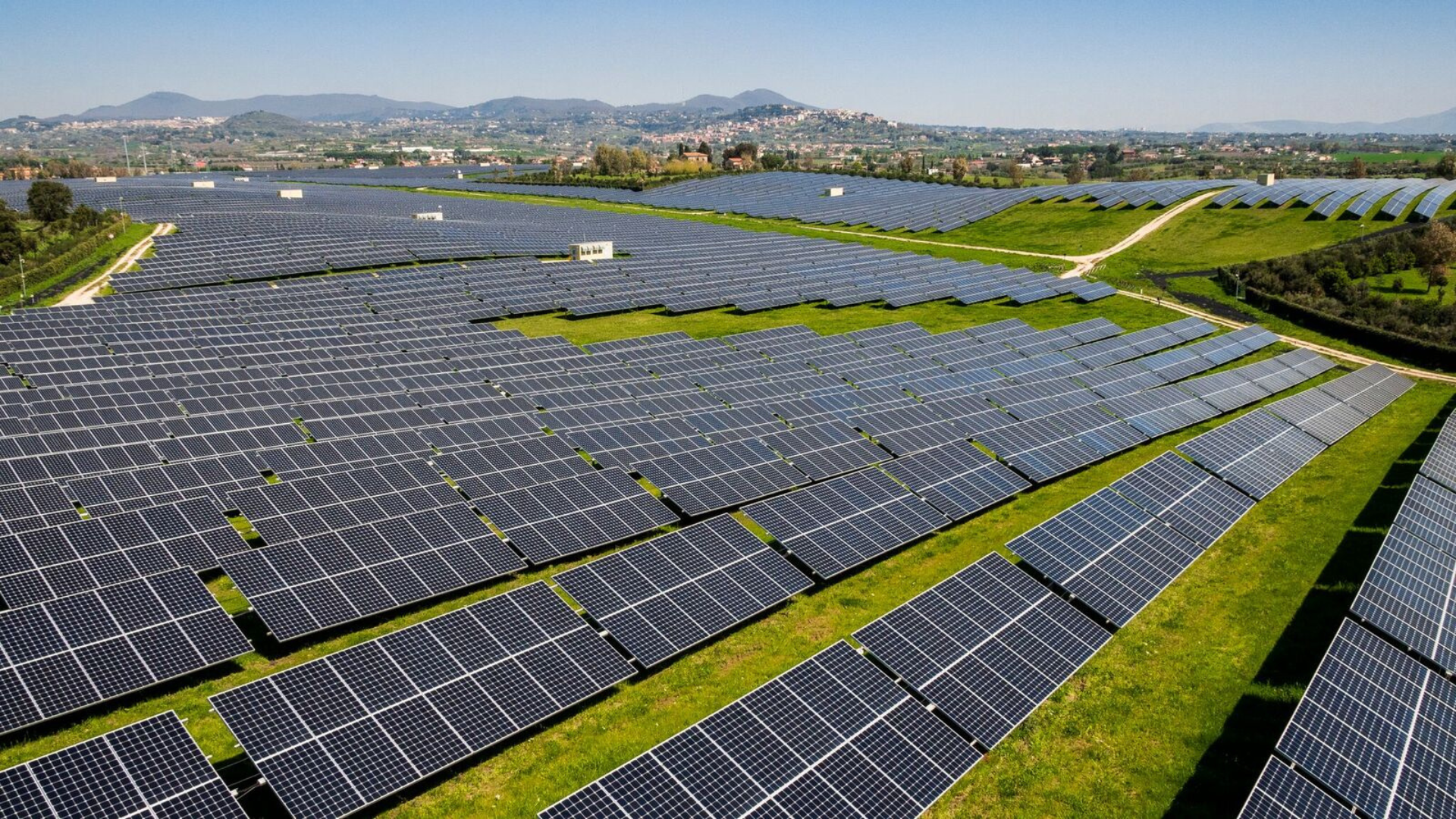 Impianti fotovoltaici bloccati dalla burocrazia, è scontro tra imprese e Provincia