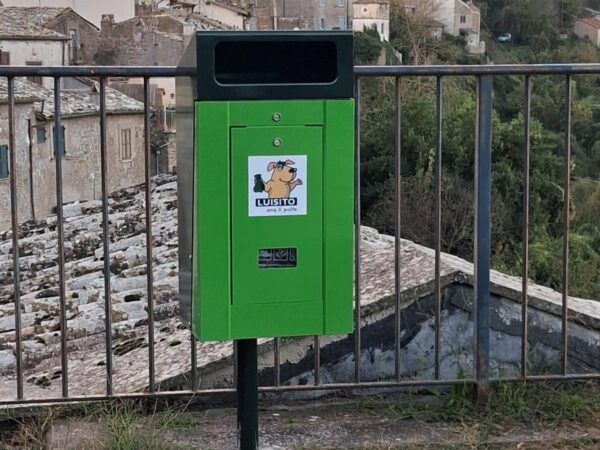 Nuovi cestini per la raccolta di escrementi canini a Bomarzo