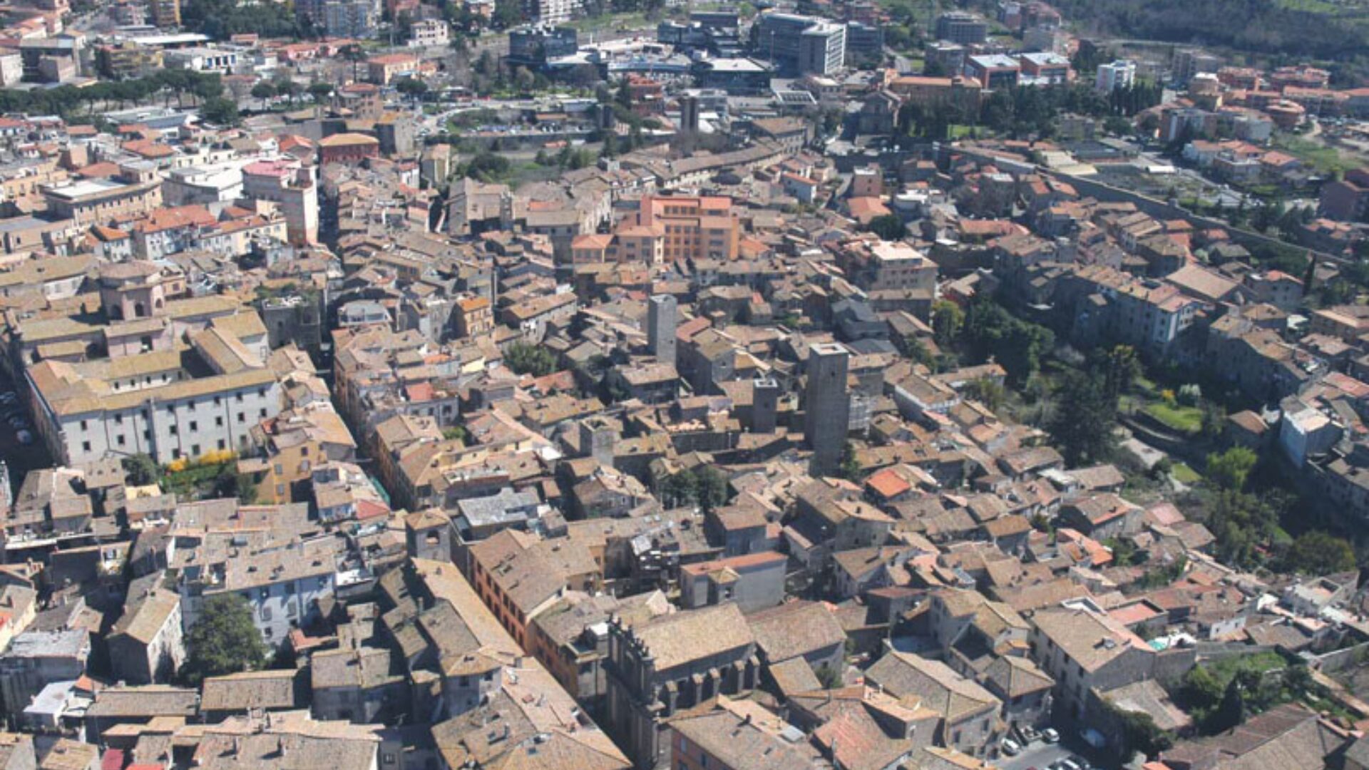 Veduta aerea del centro storico di Viterbo con le sue torri medievali