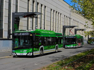 Autobus elettrici in ricarica alle colonnine