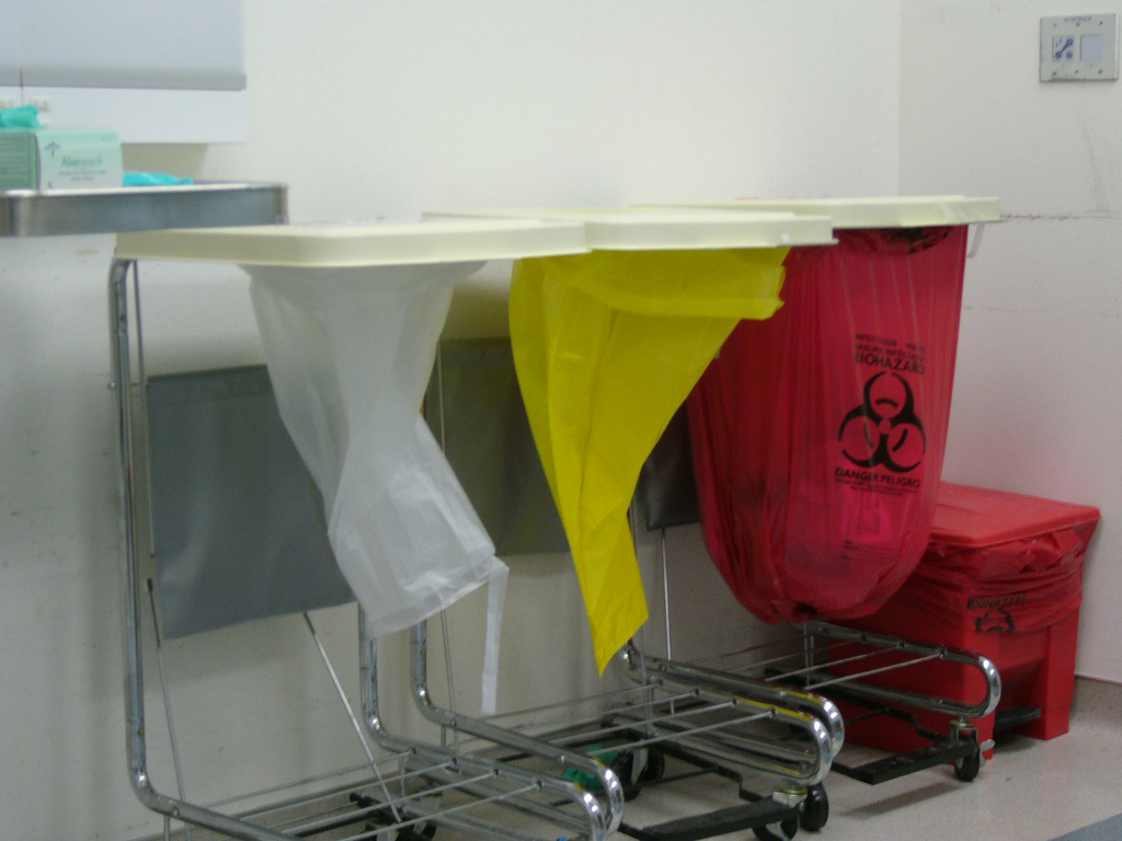 Contenitori per la raccolta dei rifiuti biologici e infettivi in un reparto ospedaliero