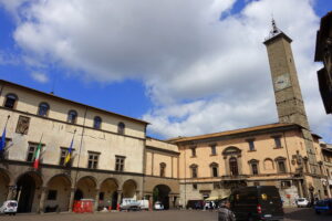 Palazzo dei Priori e Palazzo del Podestà con la torre dell'orologio, Viterbo