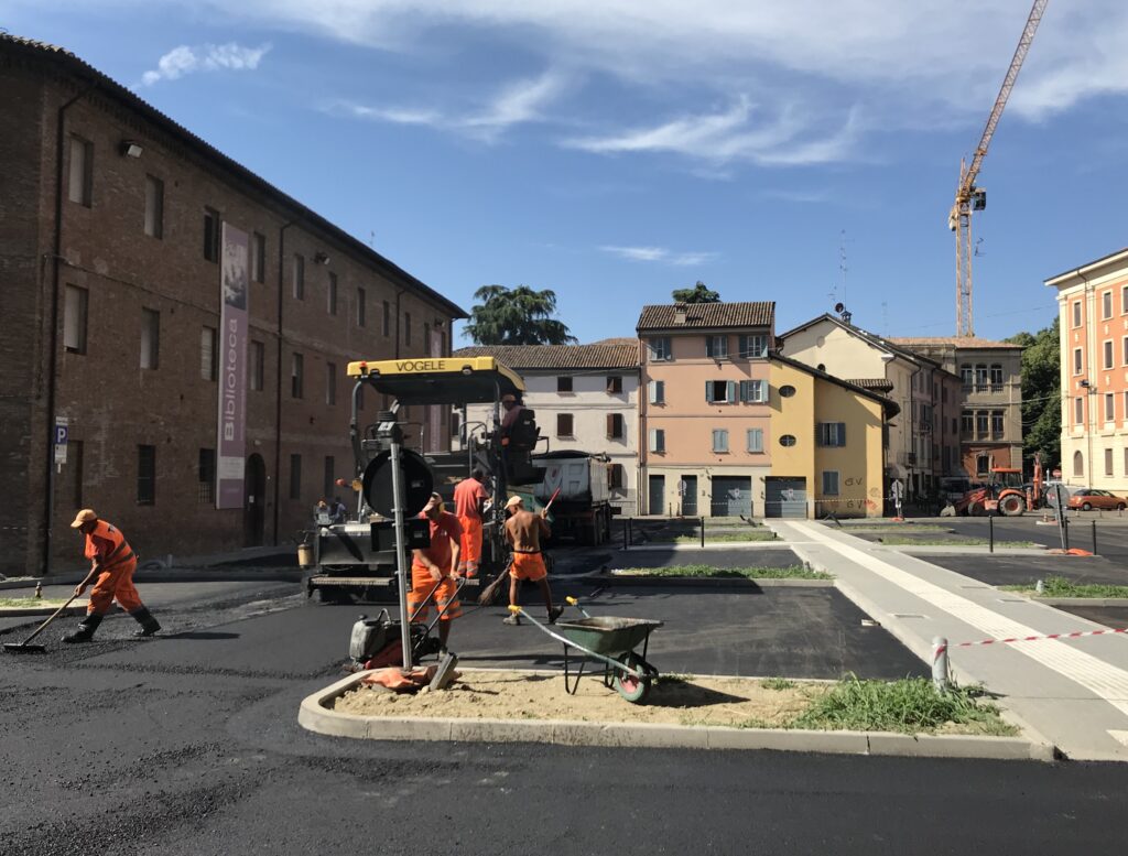 Lavori di asfaltatura stradale (immagine di repertorio)