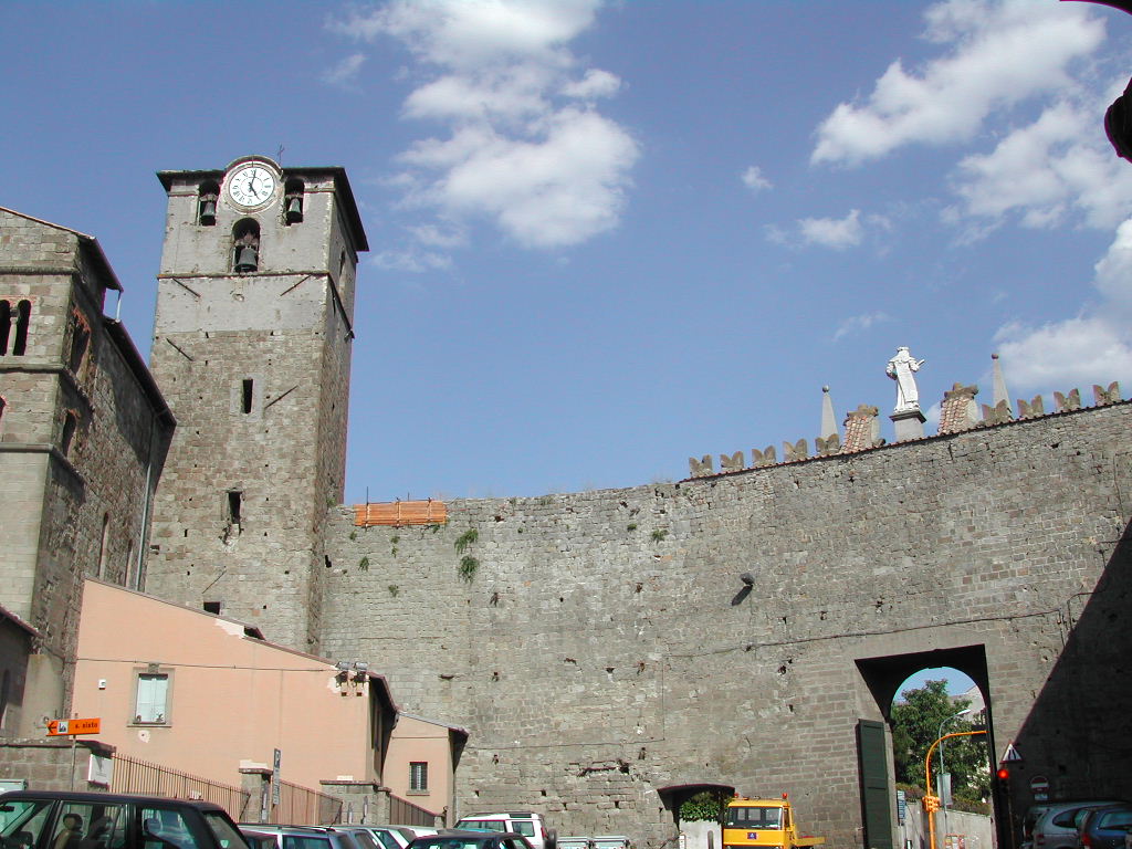 Porta Romana e le mura medievali di Viterbo