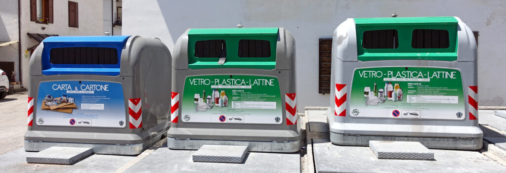 Contenitori per la raccolta differenziata di carta, vetro, plastica e lattine