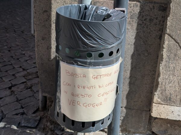 Sacrario, le segnalazioni sul degrado dell’area: rifiuti e vetri rotti, e un mese di cantiere alle porte