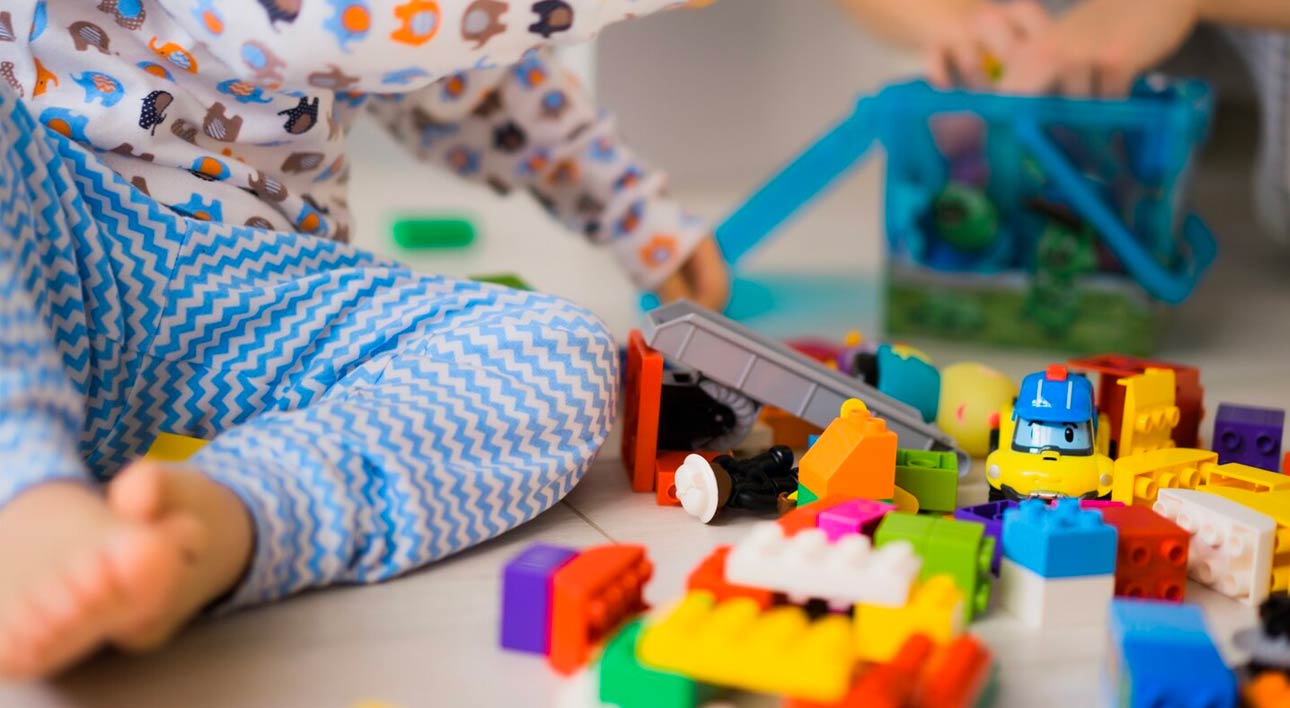 Bambini giocano in un asilo nido