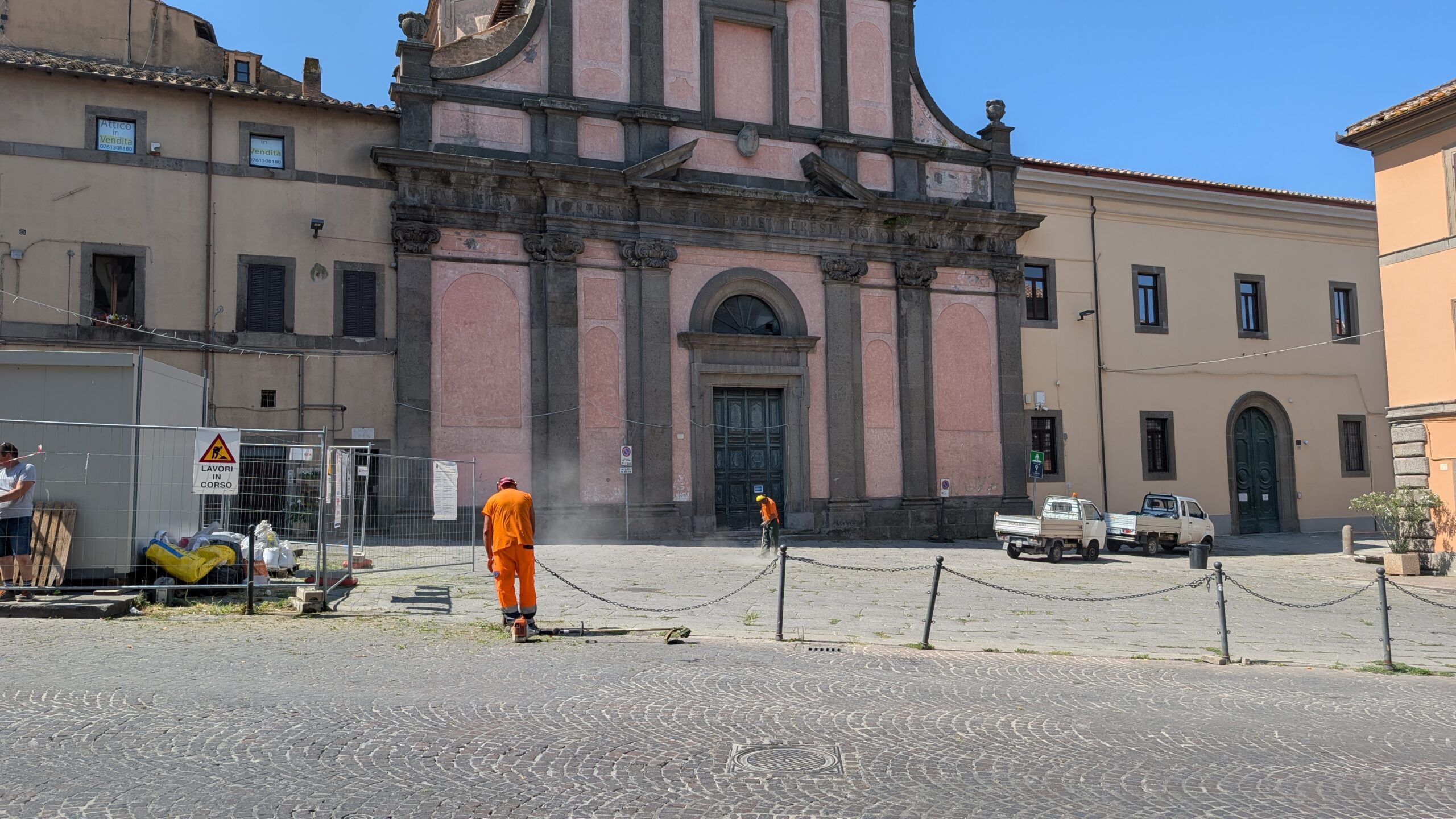 Chiesa con facciata rosa (San Giuseppe), operai al decespugliatore, vista 1 (localita da confermare)