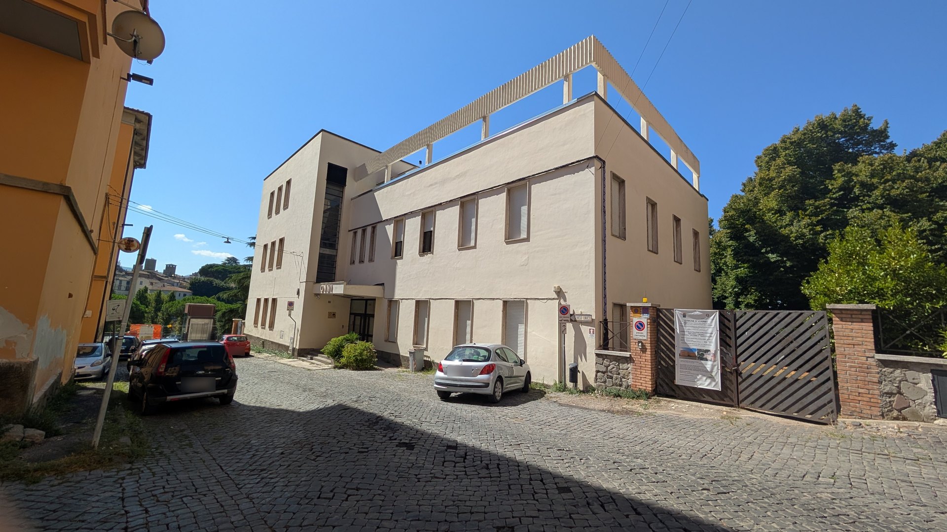 L’edificio dell’ex ONMI in via Santa Maria in Volturno a Viterbo, con la scritta ONMI sopra l’ingresso