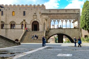Il Palazzo dei Papi a Viterbo con la loggia gotica e la scalinata