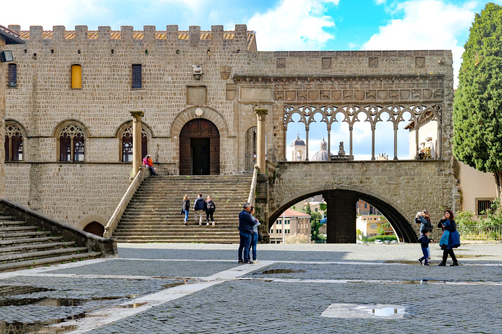 Il Palazzo dei Papi a Viterbo con la loggia gotica e la scalinata