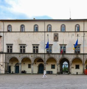 La facciata del Palazzo dei Priori, sede del Comune di Viterbo