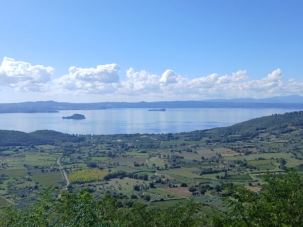 Il Lago di Bolsena, il più grande lago vulcanico d’Europa: acque balneabili e borghi sull’acqua