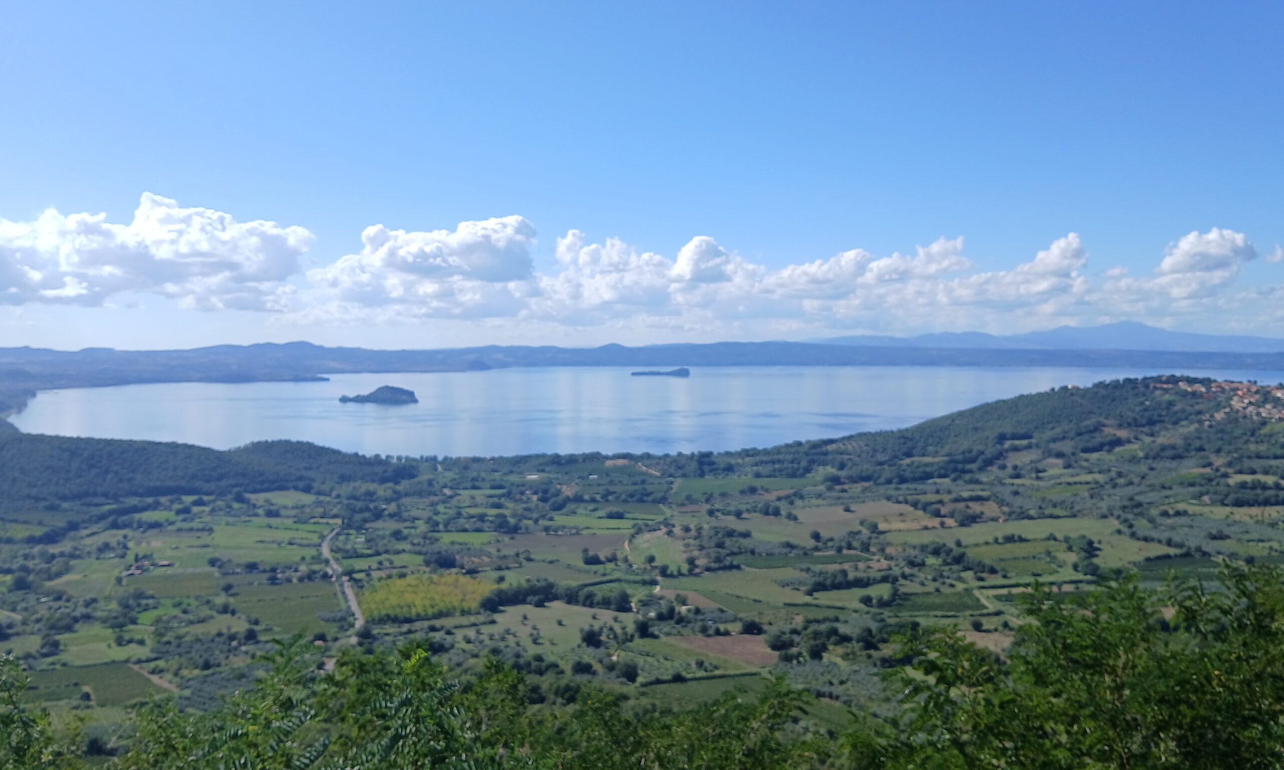 Il Lago di Bolsena visto dallalto con le due isole
