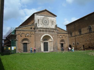 La facciata romanica della Basilica di San Pietro a Tuscania