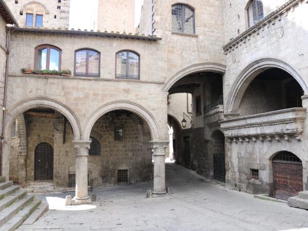 I pericoli della città d’arte: cosa rischia Viterbo, e qualche proposta per il centro storico