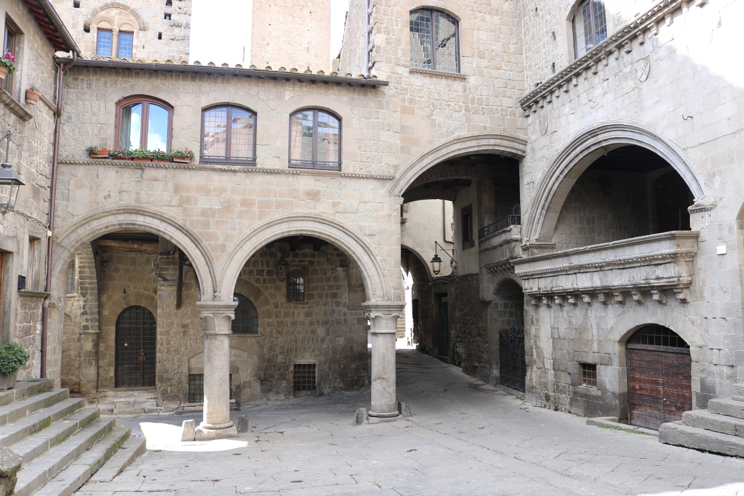 Loggiato medievale in pietra nel quartiere San Pellegrino a Viterbo