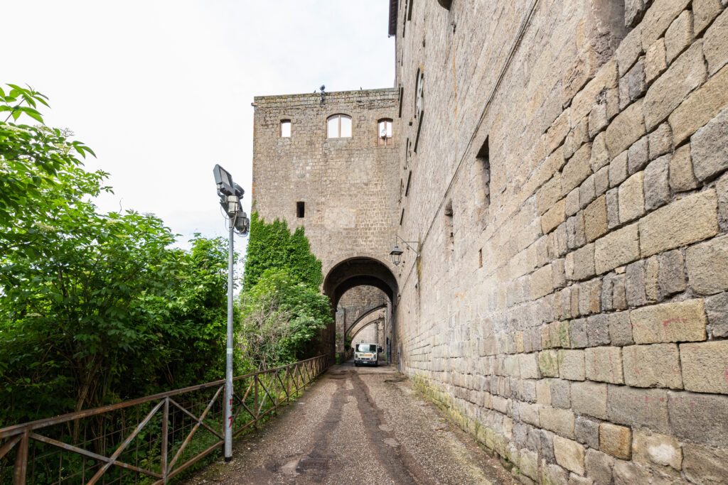 La strada sotto l'arco del Palazzo dei Papi verso valle Faul