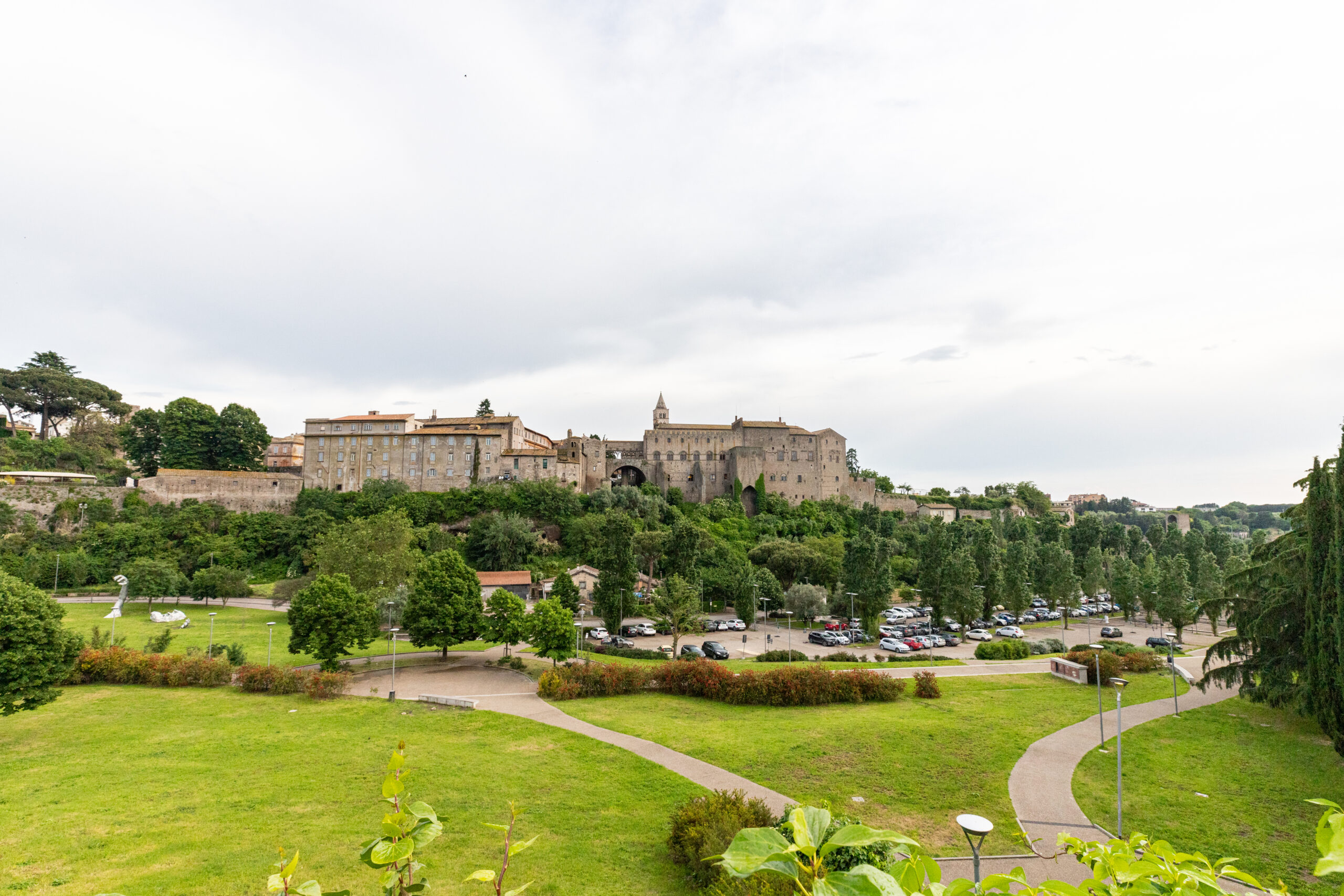 Panorama di Valle Faul a Viterbo: il parco, il parcheggio e il Palazzo dei Papi sulla collina