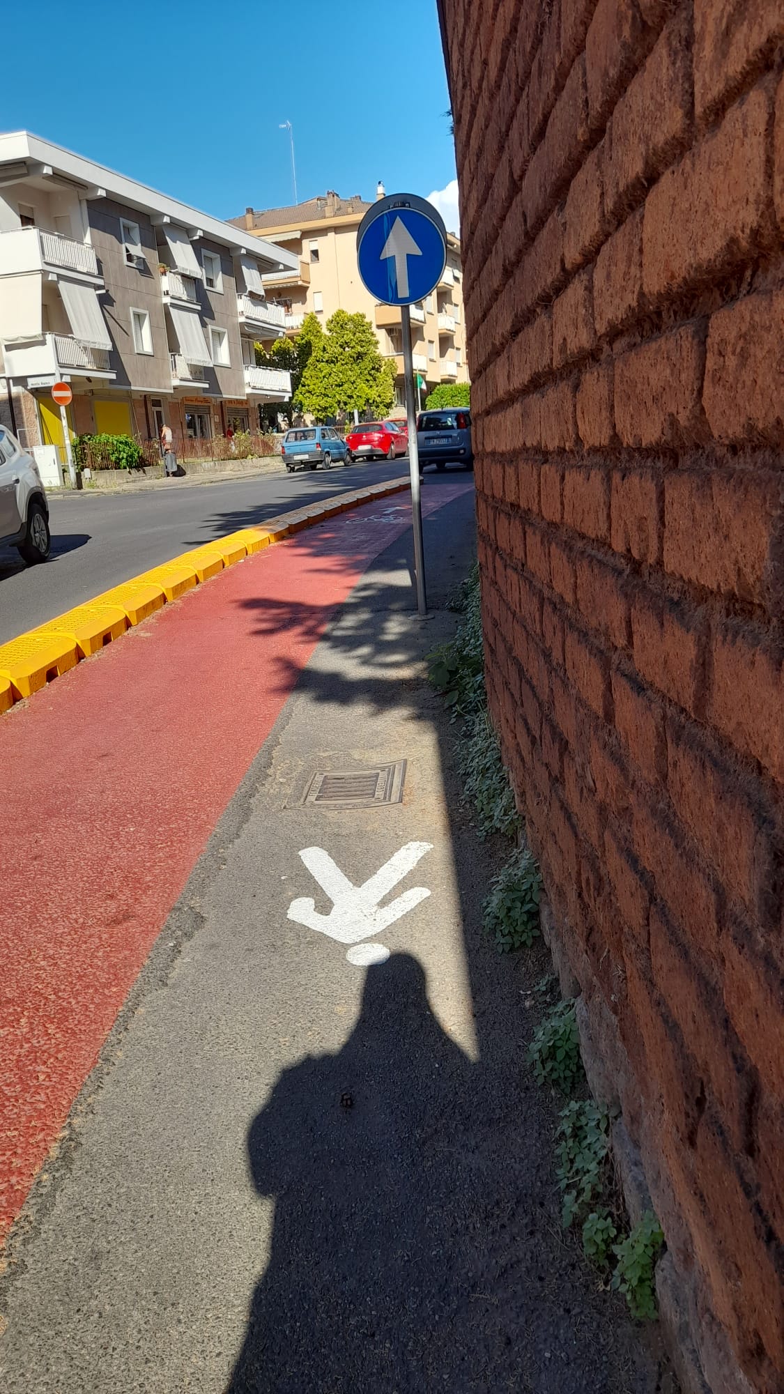 Il marciapiede stretto accanto alla pista ciclabile di via della Pila