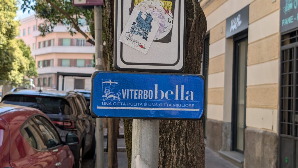 Cartello Viterbo bella su un palo stradale