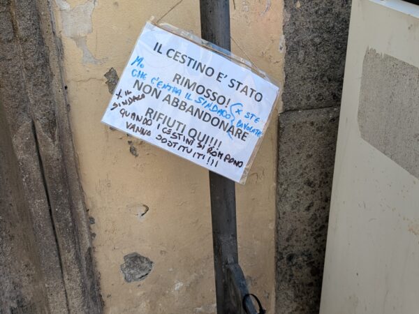 Cestini rimossi per Santa Rosa e mai rimessi: a Viterbo intere zone restano senza