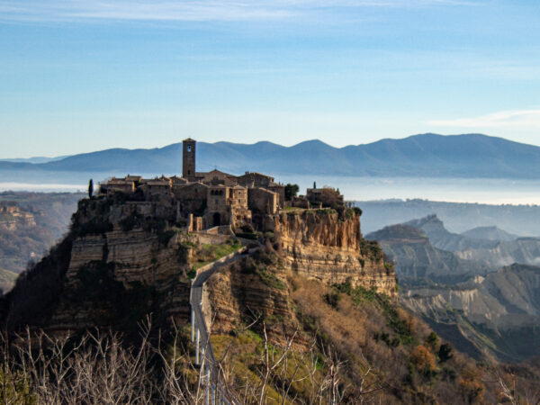 Civita di Bagnoregio, la città che non muore: perché il mondo continua a innamorarsene