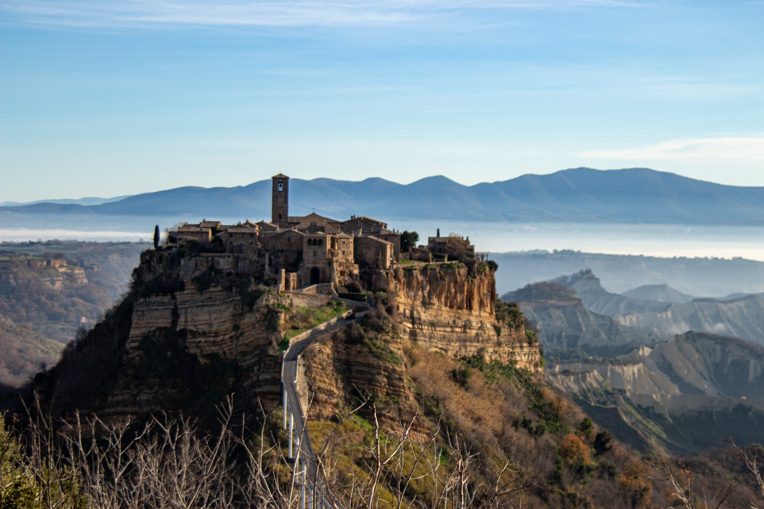 Civita di Bagnoregio vista dallalto tra la nebbia