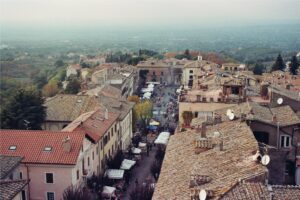 Un borgo della Tuscia visto dallalto in festa