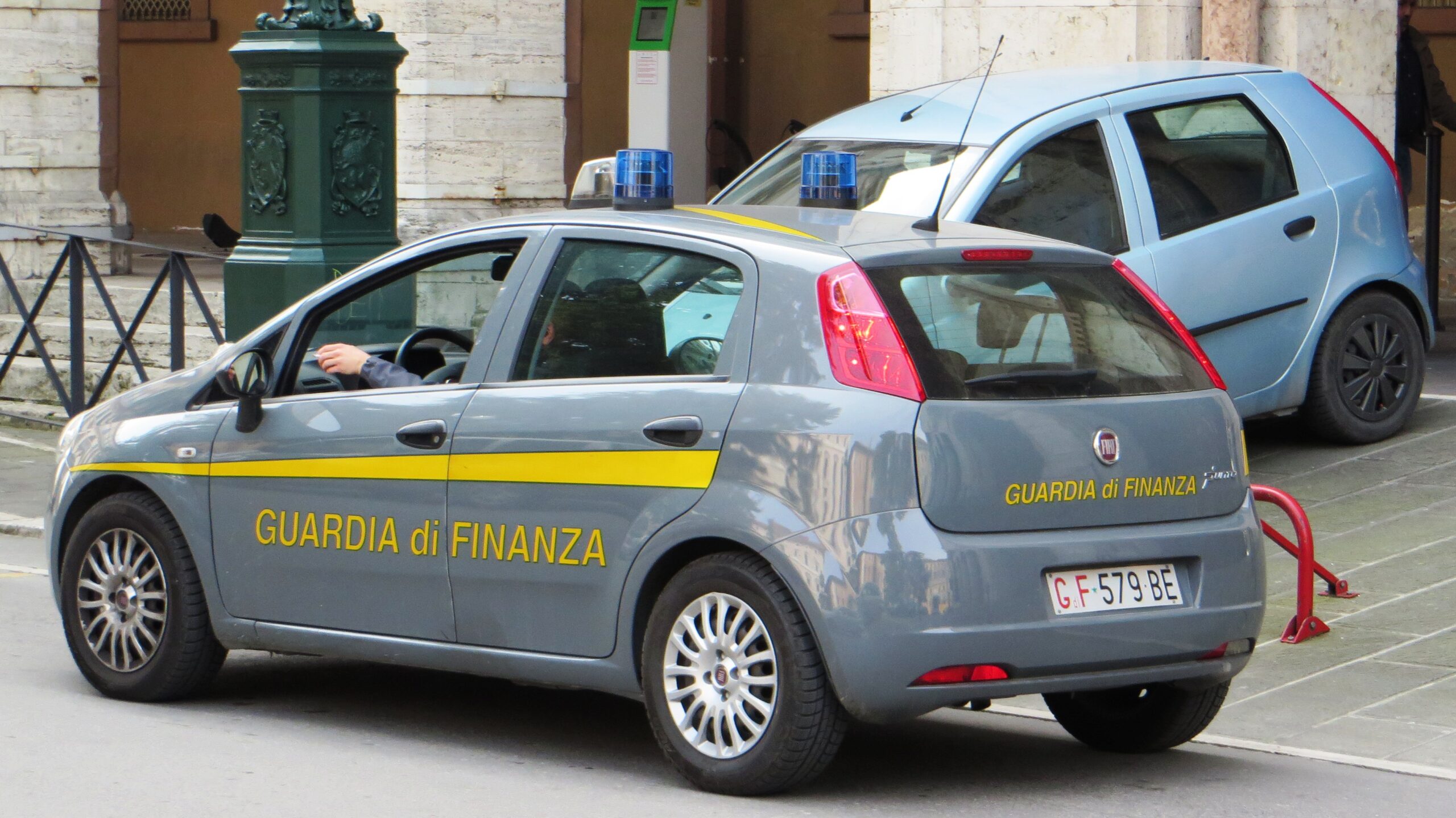 Auto di servizio della Guardia di Finanza, immagine generica non riferita a questa specifica operazione