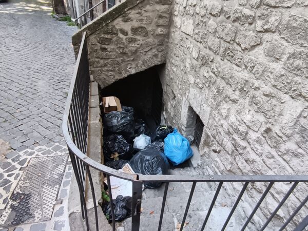 Sacchi dell’immondizia in centro storico: cosa dice davvero la regola sull’orario