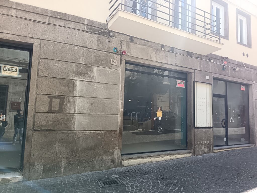Vetrine vuote di negozi sfitti in corso Italia a Viterbo