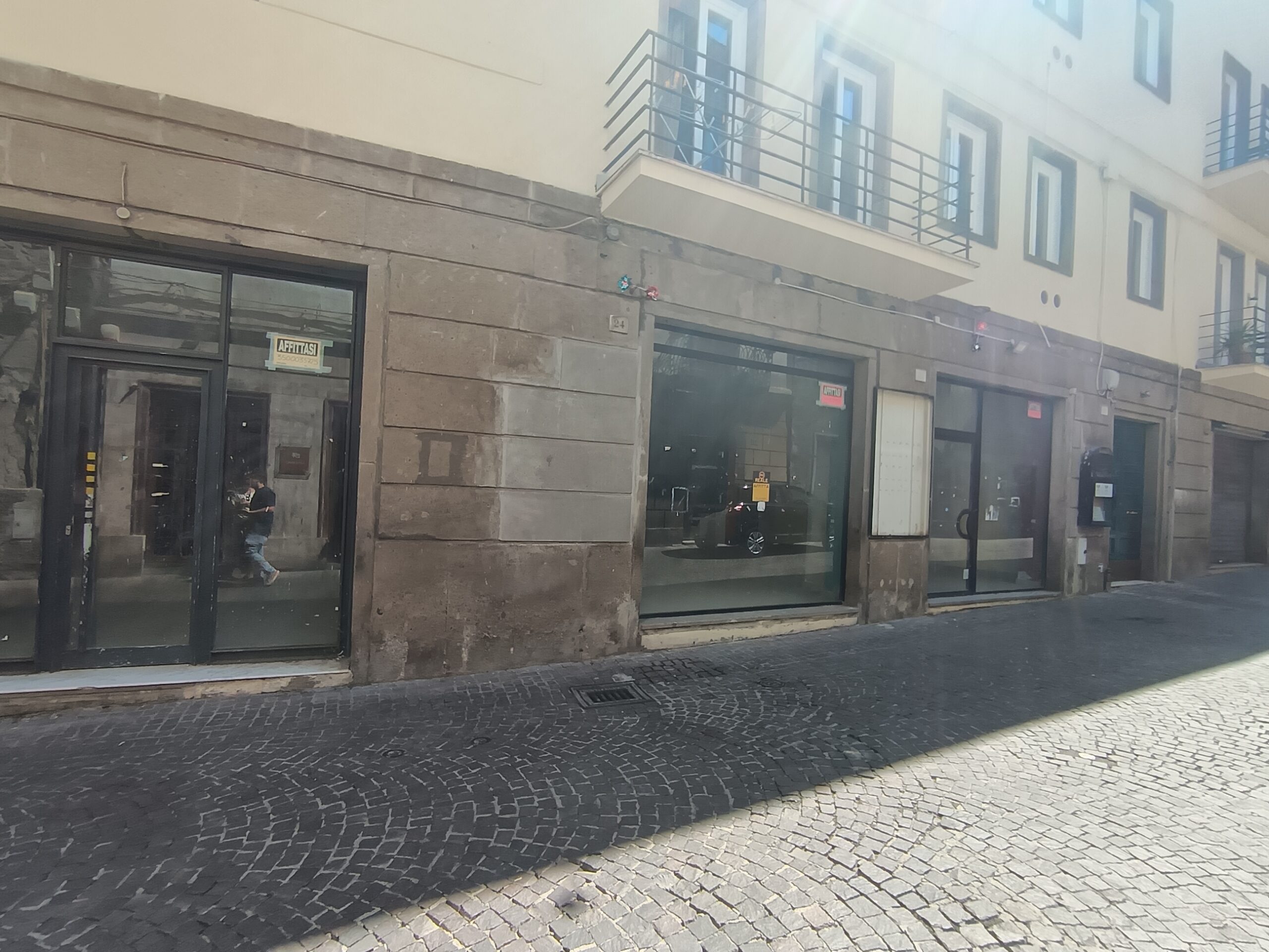 Due vetrine di negozi vuote lungo corso Italia, nel centro storico di Viterbo