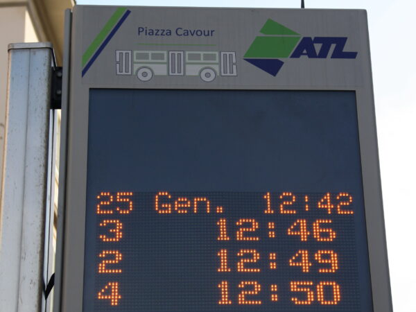 Alle fermate dei bus arrivano i pannelli digitali: appalto aggiudicato con il 52% di ribasso