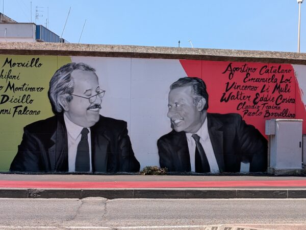 Il murale di Falcone e Borsellino torna a sorridere: restauro concluso, fiaccolata al Riello