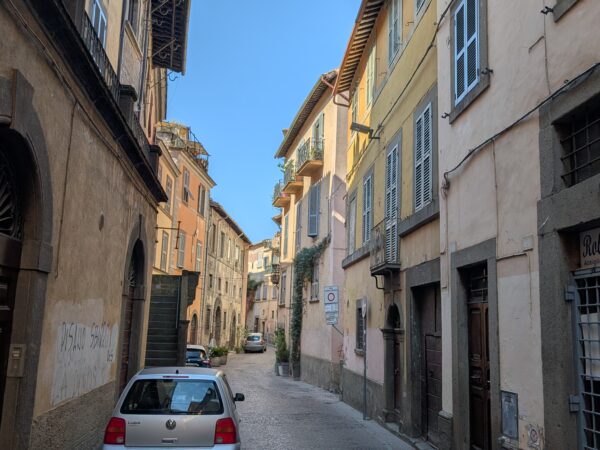 Cavi a vista sulle facciate del centro storico: il provvisorio che non finisce mai