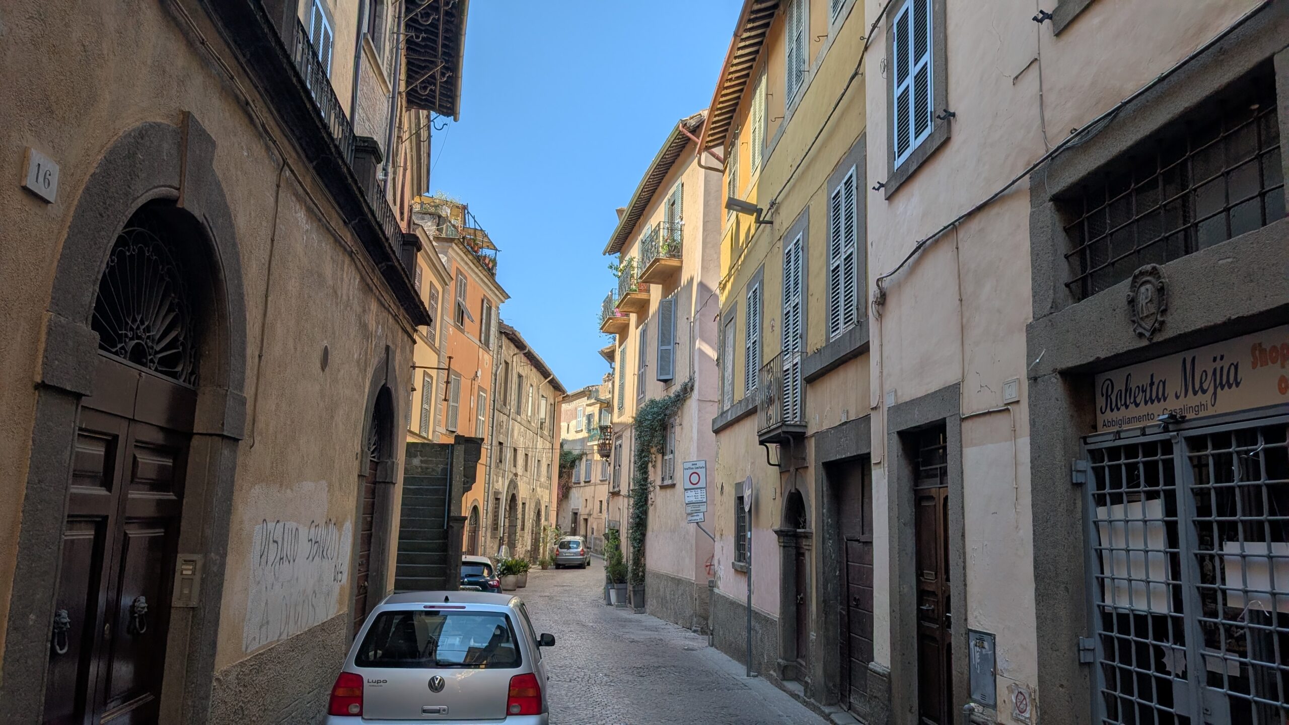 Scorcio di una via del centro storico di Viterbo, con negozi ed edifici storici
