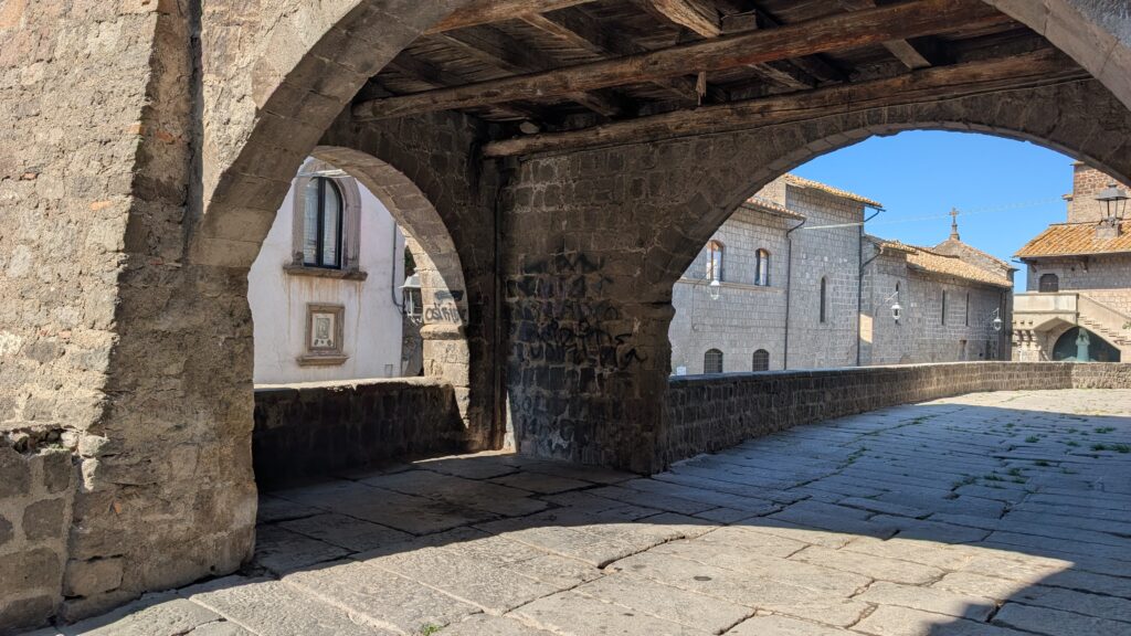 Scorcio del quartiere medievale di San Pellegrino a Viterbo, con archi e scale esterne in pietra