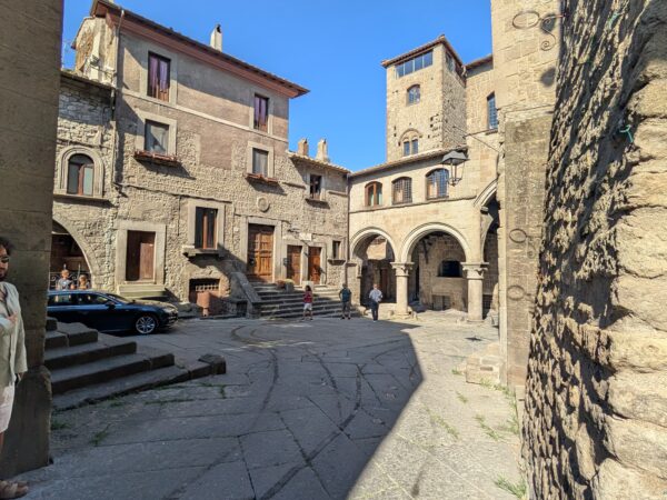 Permessi ZTL scaduti, parcheggi tolti a San Pellegrino: la sosta nel centro storico di Viterbo in stallo